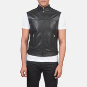 
Yksityiskohtainen lähikuva of Band & Zipper Hardware on Roland Musta Leather Biker Vest Miehille