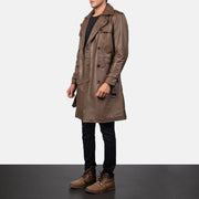 
Mocha Brown Calfskin Leather Trench Coat - Takaa istuvilla olkapäillä ja siistillä helmalla