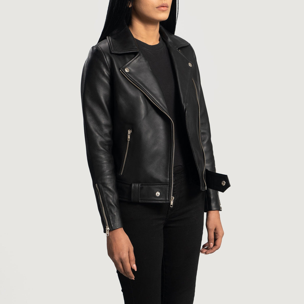 
Päällä sovitetun näkymä:  Rumy Maroon Leather Biker Jacket mallin päällä luonnollisessa päivänvalossa