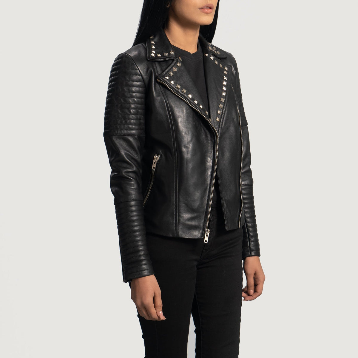 
Black Sheepskin Leather Biker Jacket - Takaa istuvilla olkapäillä ja siistillä helmalla