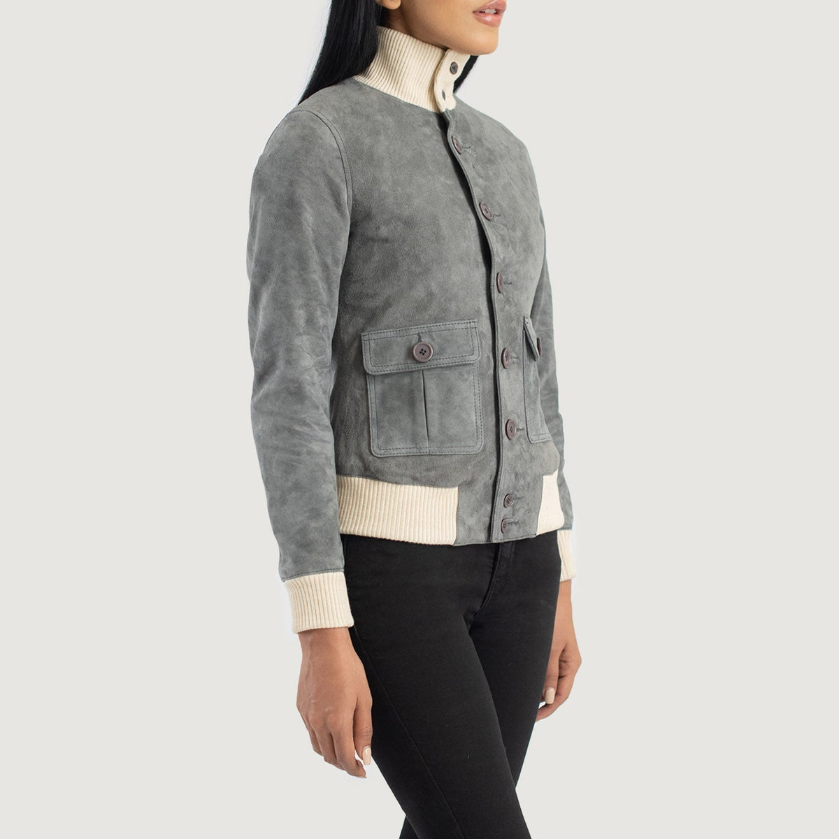 
Päällä sovitetun näkymä:  Sasha A1 Black Suede Bomber Jacket mallin päällä luonnollisessa päivänvalossa