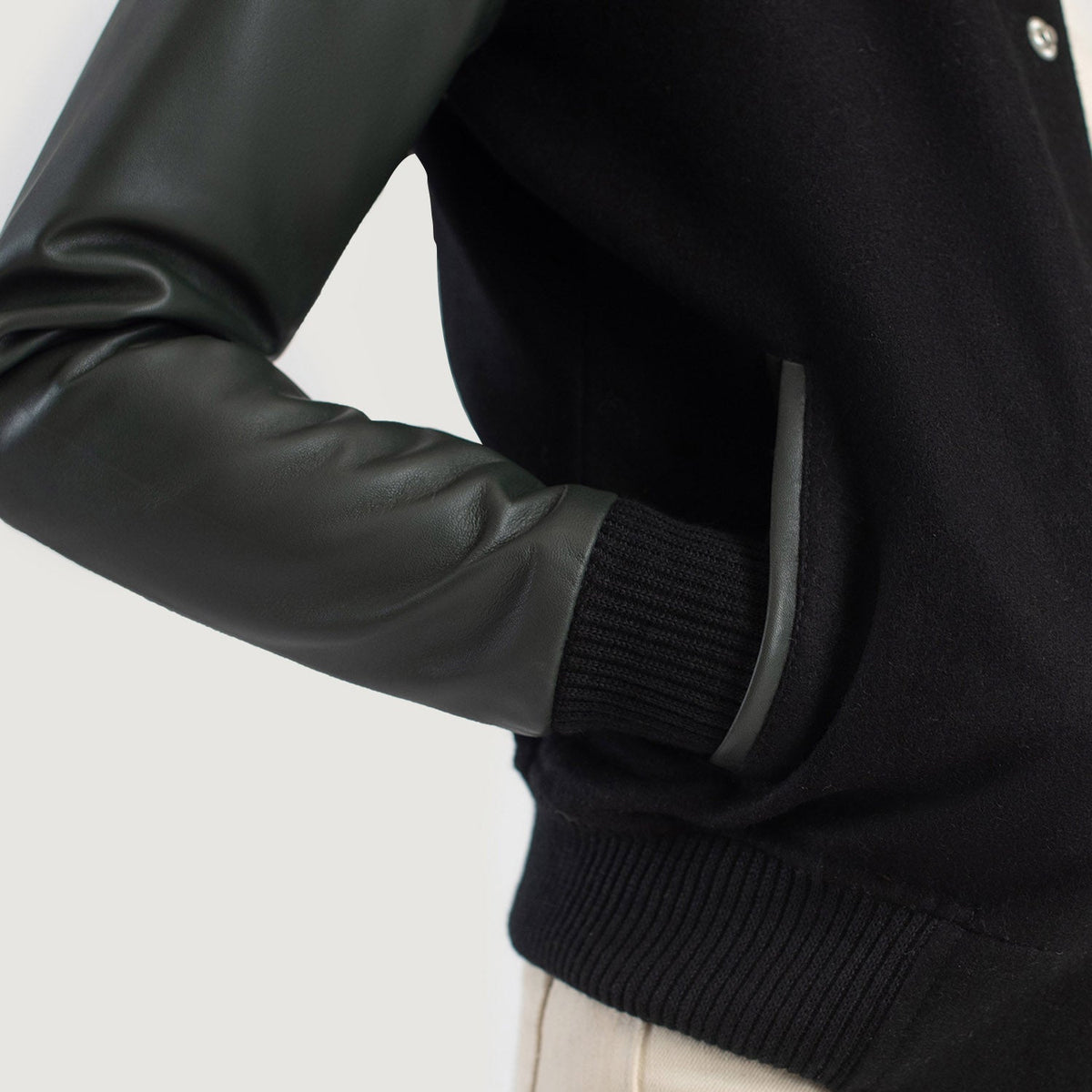 
Sisäpuolen näkymä Showing Quilted Polyester Lining & Kaksi käytännöllistä sisätaskua