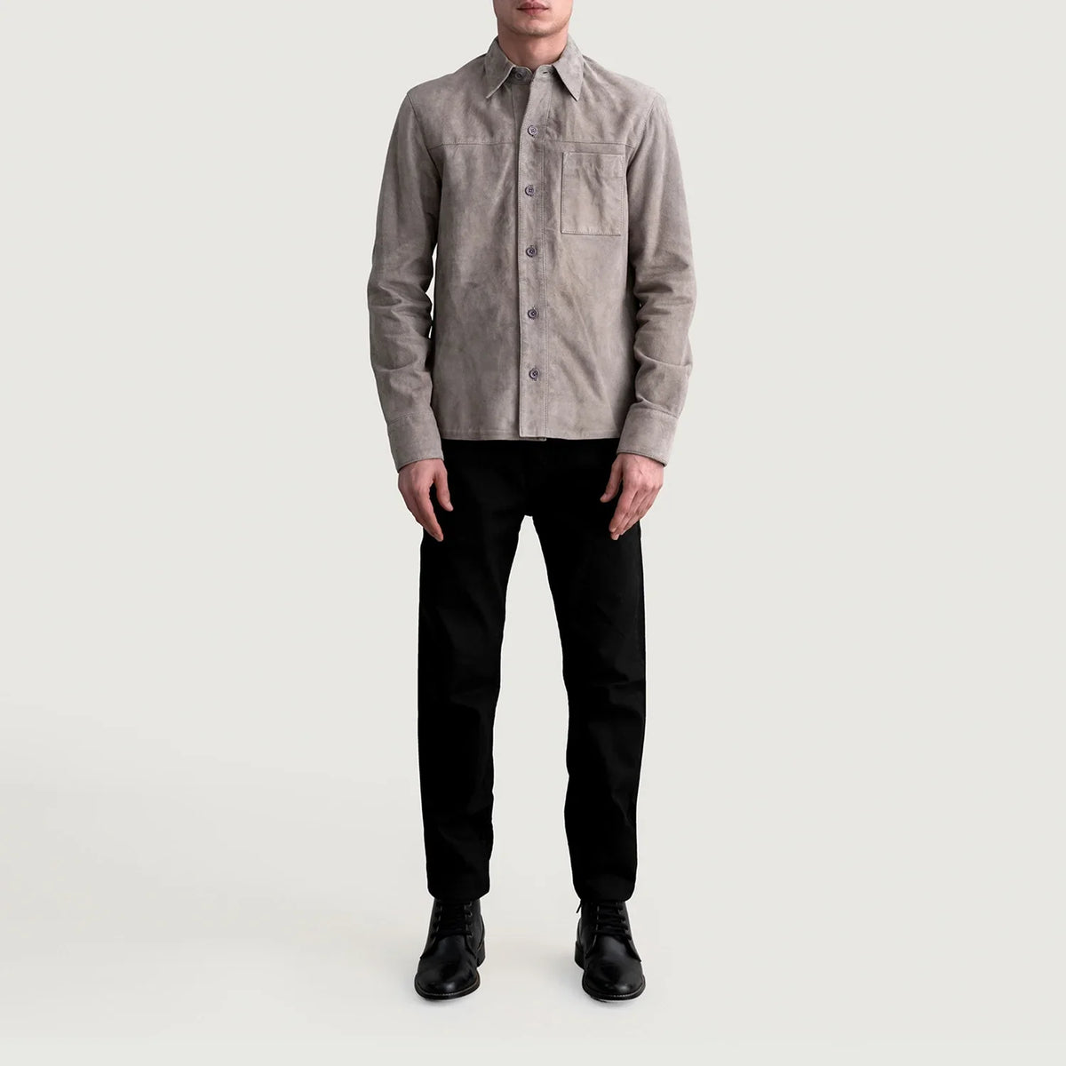 
Yksityiskohtainen lähikuva of Shirt & Buttons Hardware on Scout Grey Suede Leather Shirt Miehille Miehille