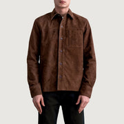 
Scout Mocha Suede Leather Shirt Miehille Miehille - Sivuprofiili ergonomisella hihanleikkauksella