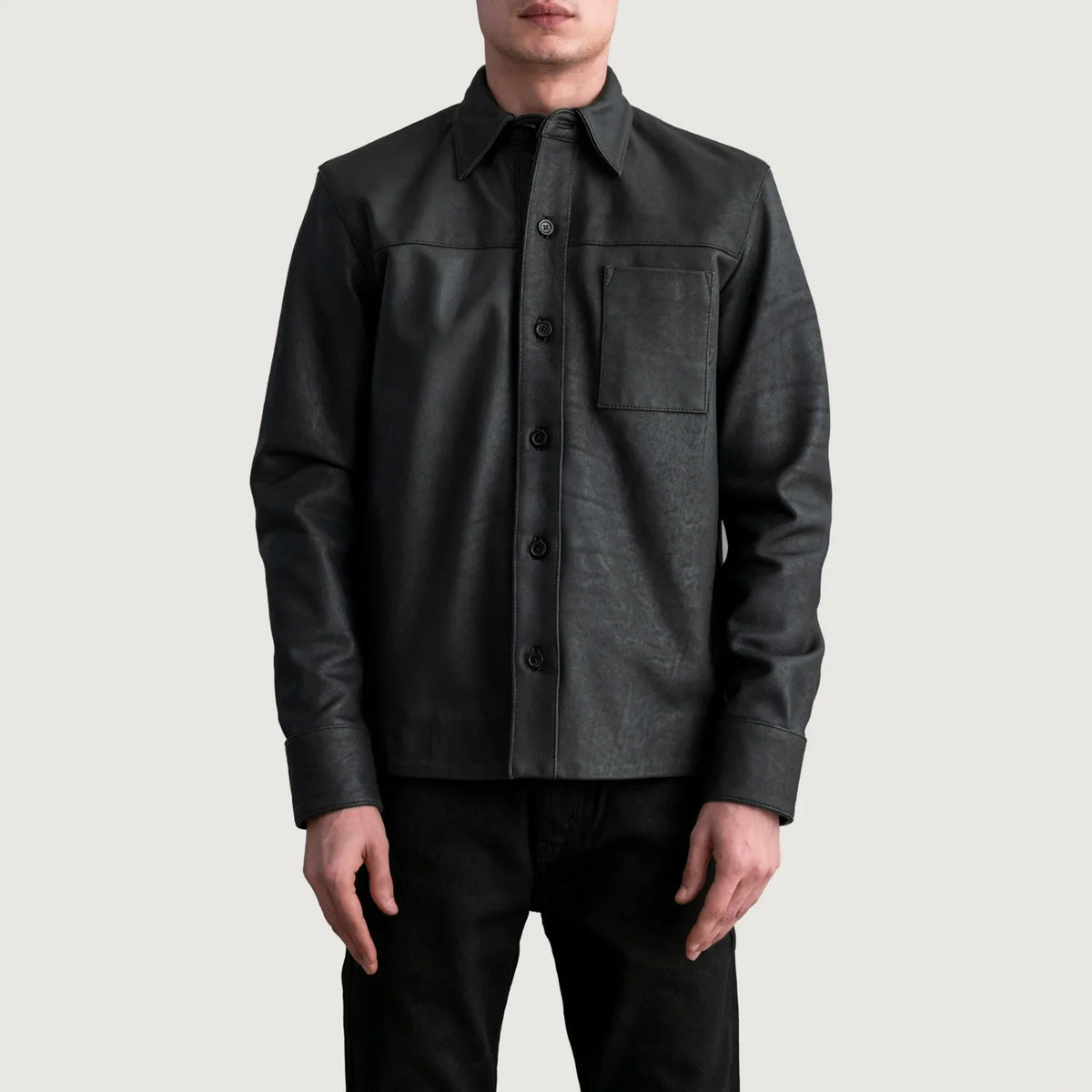 
Scout Tumbled Musta Leather Shirt Miehille - Sivuprofiili ergonomisella hihanleikkauksella