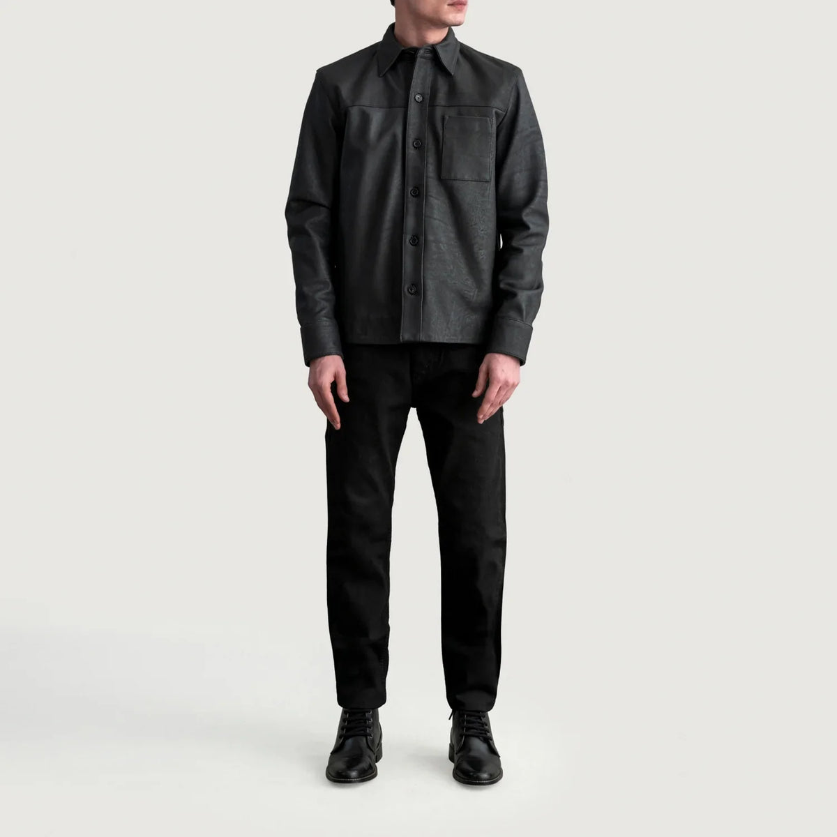 
Yksityiskohtainen lähikuva of Shirt & Buttons Hardware on Scout Tumbled Musta Leather Shirt Miehille