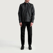 
Yksityiskohtainen lähikuva of Shirt & Buttons Hardware on Scout Tumbled Musta Leather Shirt Miehille
