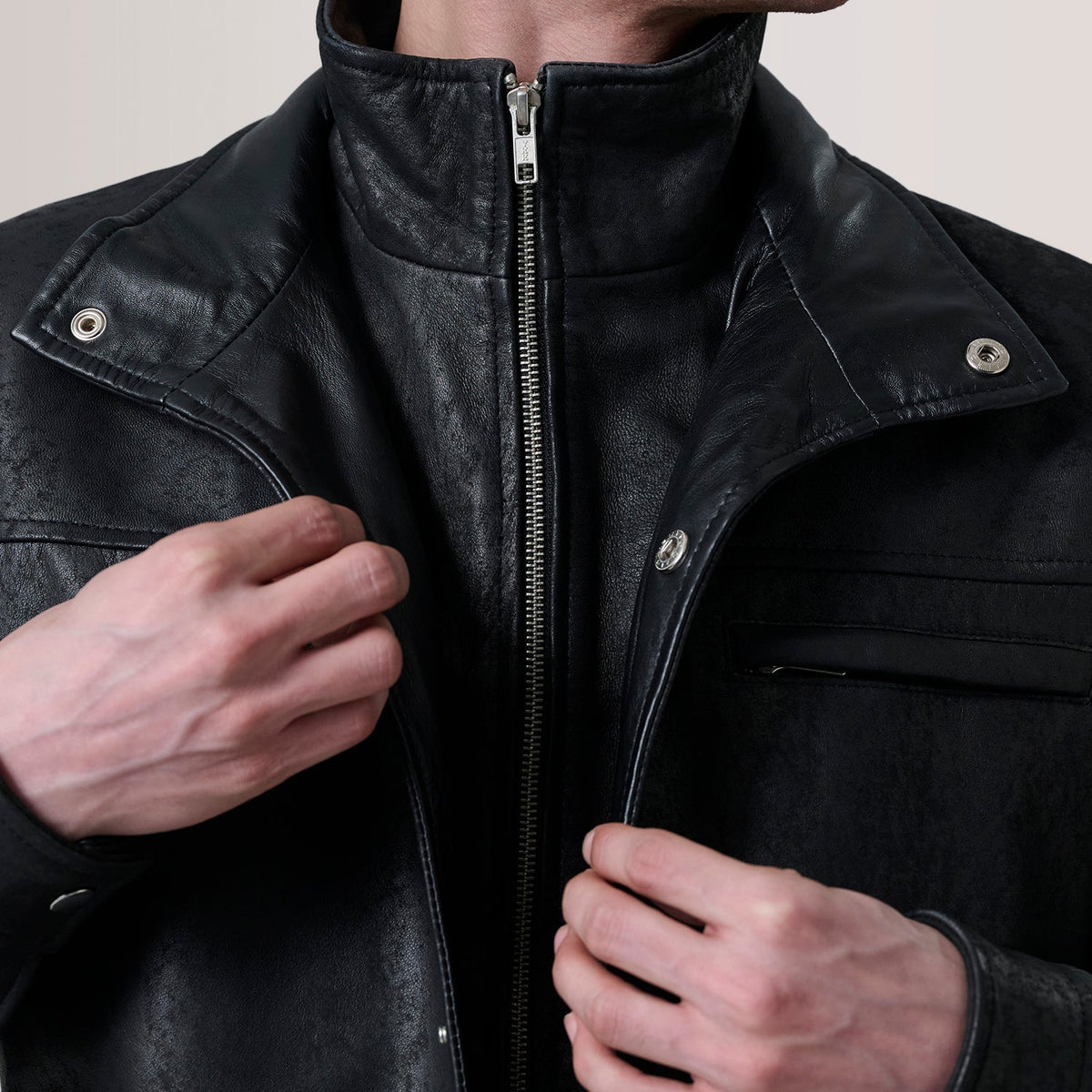 Close-Up Detail of Shirt &amp; Zipper Hardware on Sean Musta Snuffed Classic Nahkatakki Miehille For Men