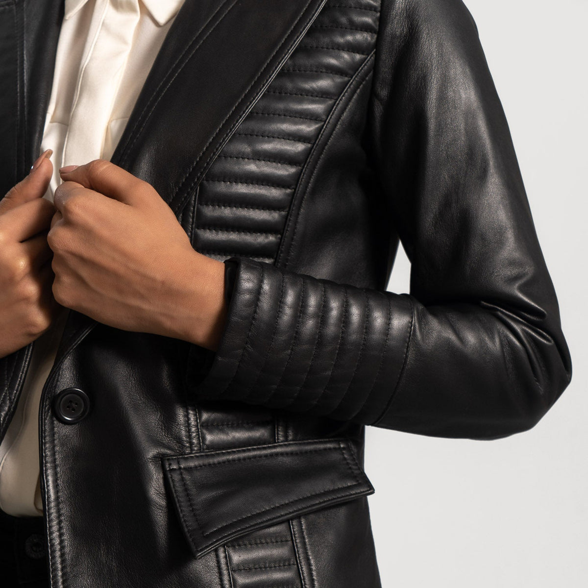 Women's Selina Musta Nahkainen Bleiseri Naisille - Lateral Side Profile View Showing Sleeve Cut &amp; Athletic Taper Fit