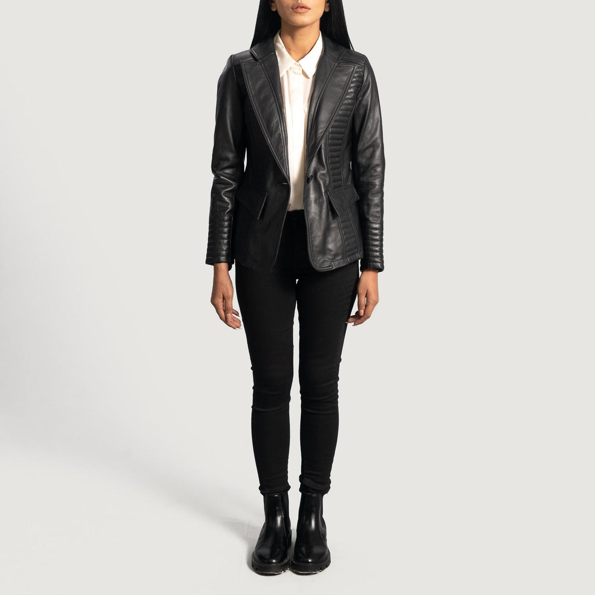 Close-Up Detail of Notch &amp; Button Hardware on Women's Selina Musta Nahkainen Bleiseri Naisille