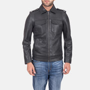 
Sergeant Musta Nahkatakki Miehille in Black Calfskin Leather - Edestä ja räätälöity siluetti | Osta verkosta