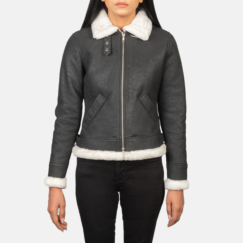 
Päällä sovitetun näkymä:  Sherilyn B-3 Distressed Black Leather Bomber Jacket mallin päällä luonnollisessa päivänvalossa