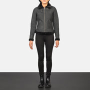 
Sherilyn B-3 Distressed Black Leather Bomber Jacket - Sivuprofiili ergonomisella hihanleikkauksella