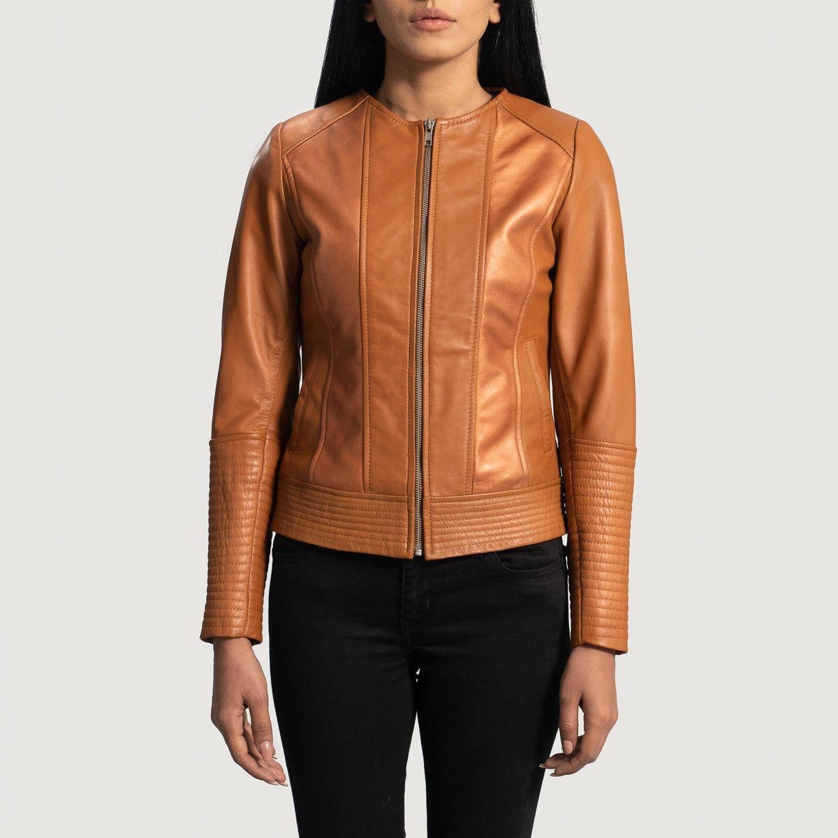 Close-Up Detail of Classic Collar &amp; Zipper Hardware on Women's Sleeky Clean Vaaleanruskea Nahkainen Biker-takki Naisille