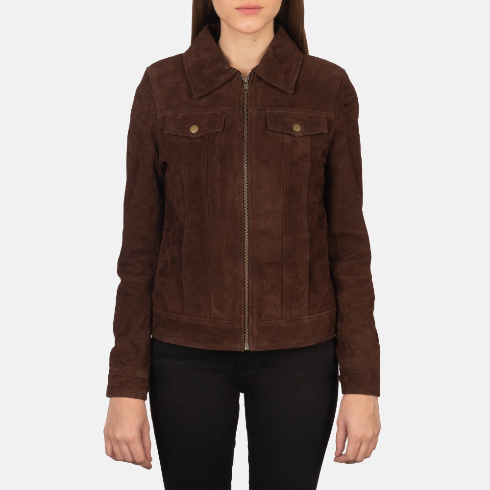 
Päällä sovitetun näkymä:  Suzy Brown Suede Trucker Jacket mallin päällä luonnollisessa päivänvalossa