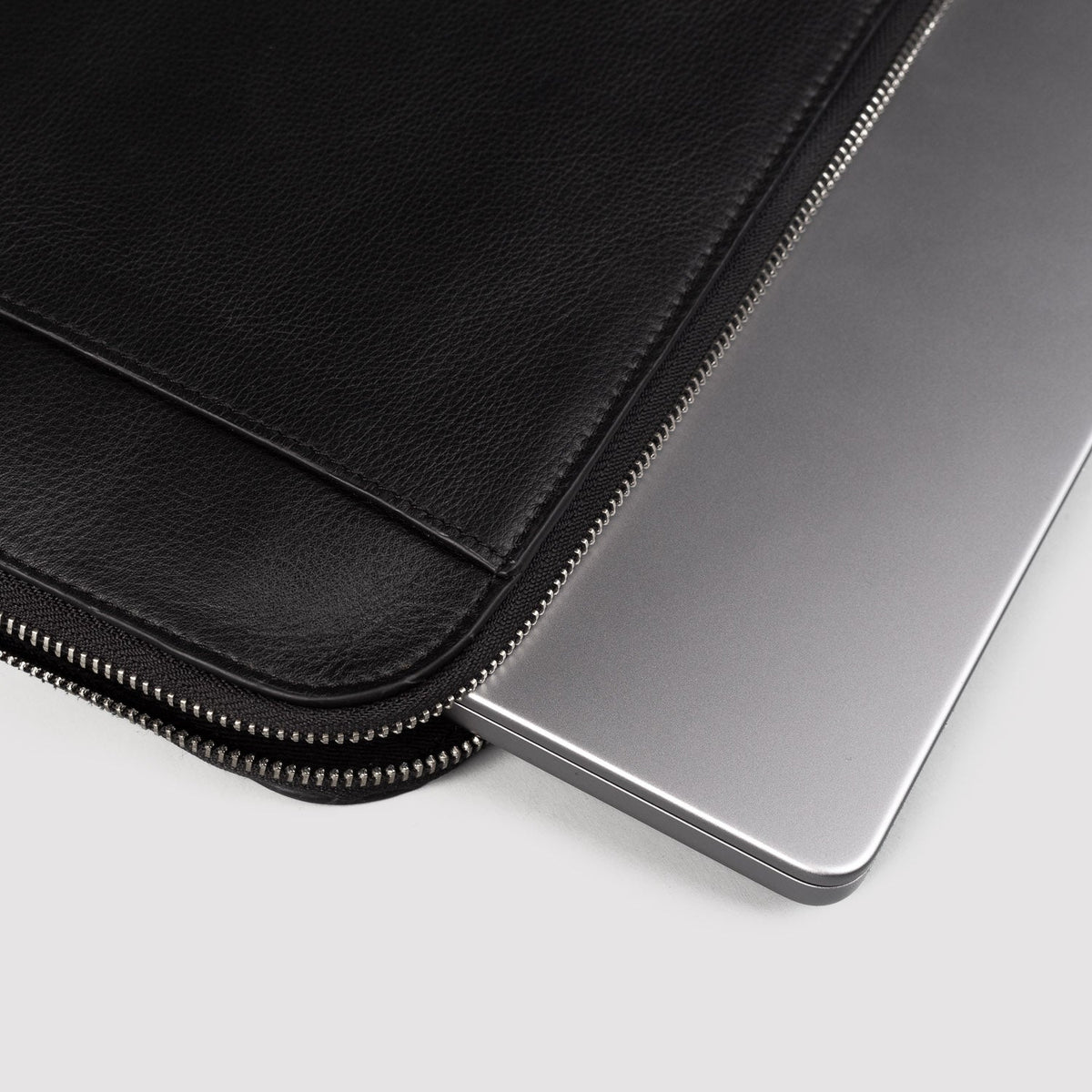 
The Baxter Leather Laptop Sleeve Naisille Naisille – alternate product view 4