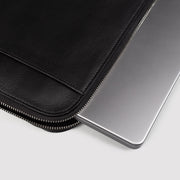 
The Baxter Leather Laptop Sleeve Naisille Naisille – alternate product view 4
