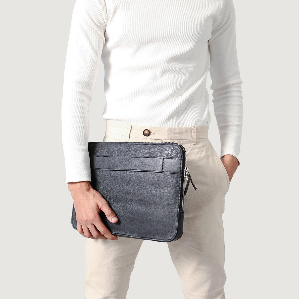 
The Baxter Leather Laptop Sleeve Naisille Naisille – alternate product view 5
