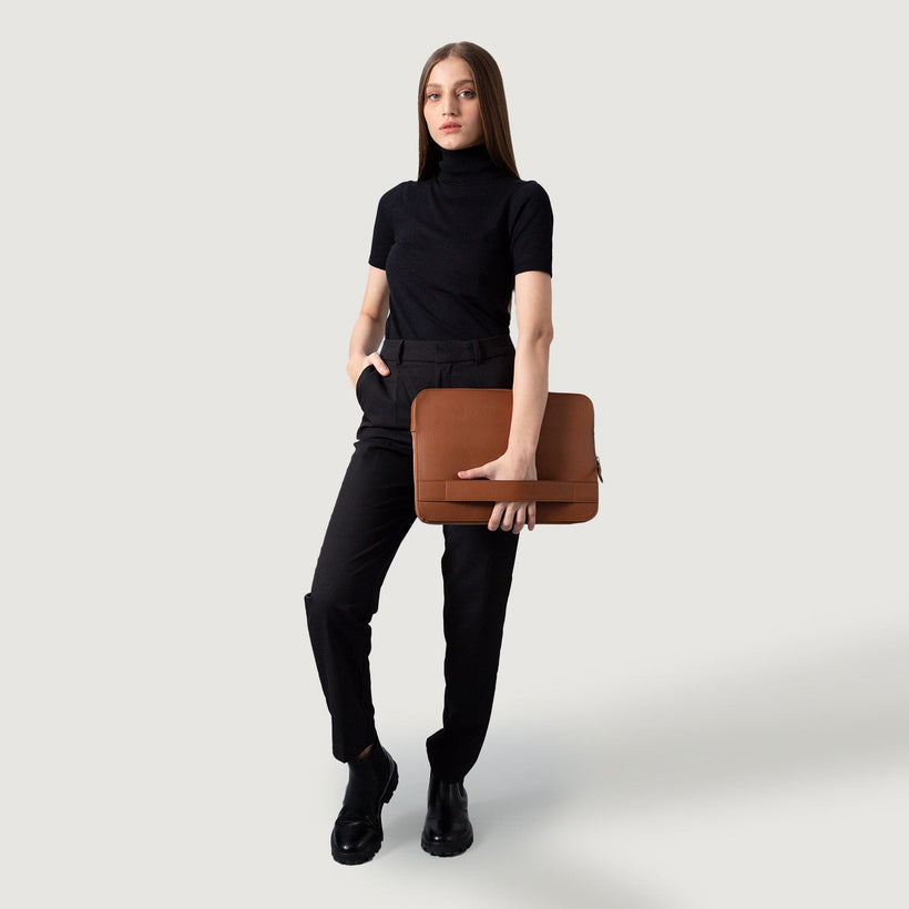 The Baxter Leather Laptop Sleeve Naisille