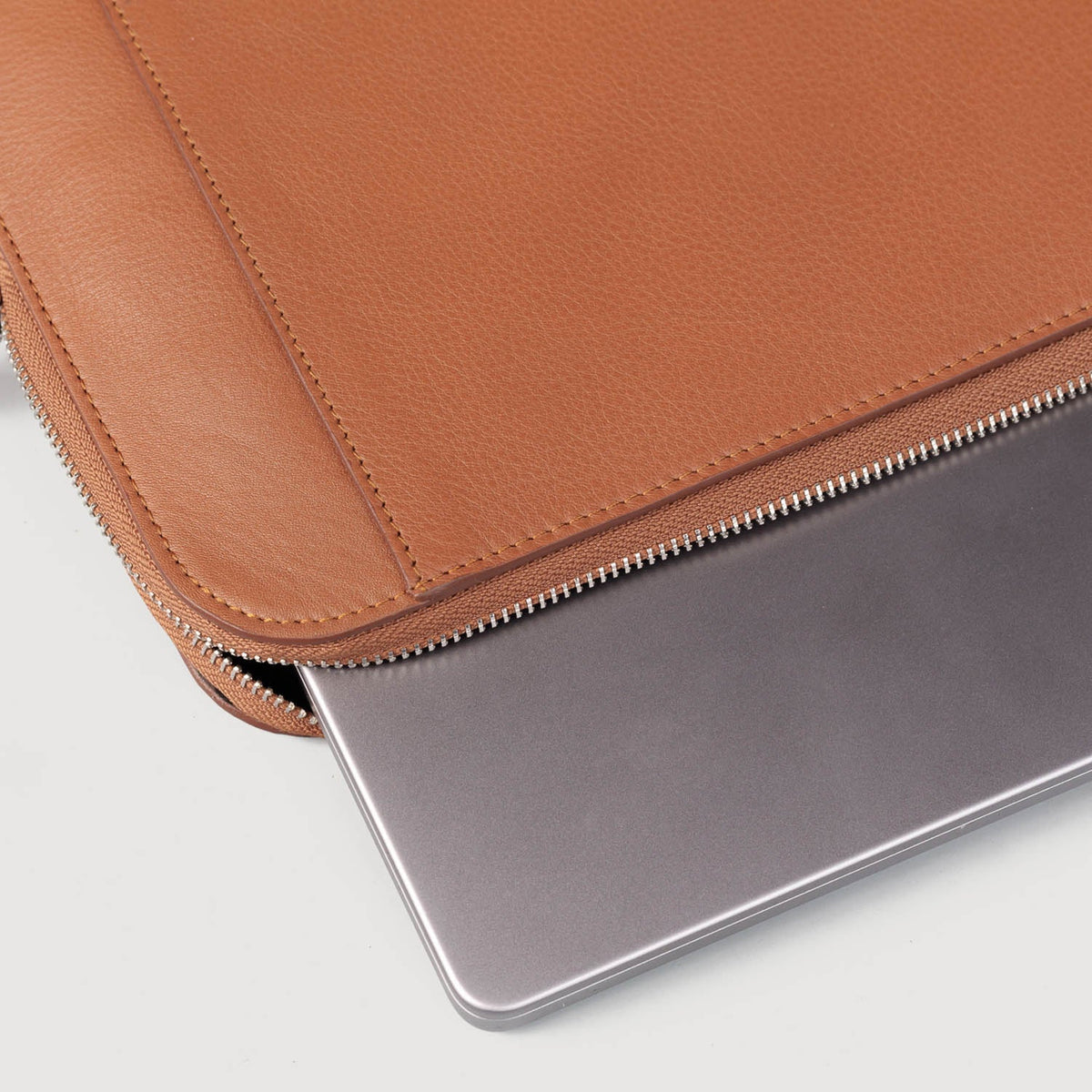 
Yksityiskohtainen lähikuva of Classic Collar & Heavy-Duty Zipper Hardware on The Baxter Brown Leather Laptop Sleeve For Men & Women
