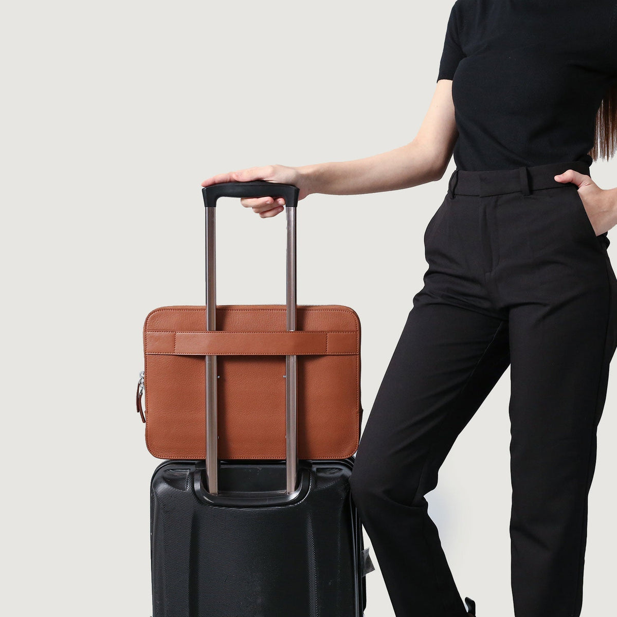 
Päällä sovitetun näkymä:  The Baxter Brown Leather Laptop Sleeve For Men & Women mallin päällä luonnollisessa päivänvalossa