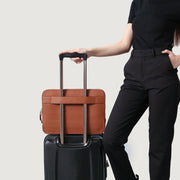 
Päällä sovitetun näkymä:  The Baxter Brown Leather Laptop Sleeve For Men & Women mallin päällä luonnollisessa päivänvalossa