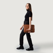 
The Baxter Leather Laptop Sleeve Naisille Naisille – alternate product view 9