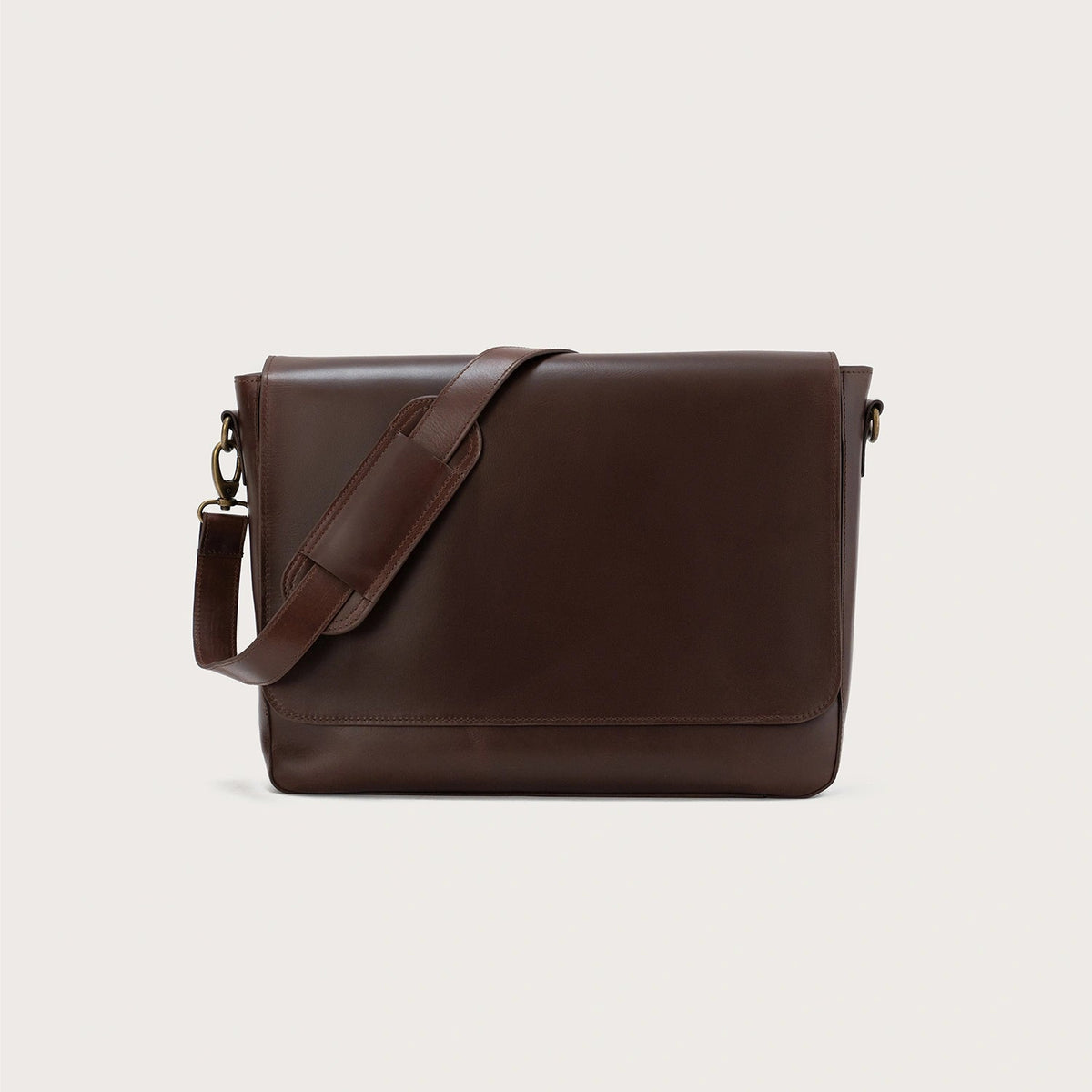 
The Carismatico Vintage Brown Leather Messenger Bag For Men & Women in Vintage Brown Full-Grain Leather - Full Exterior Edestä ja räätälöity siluetti | Osta verkosta