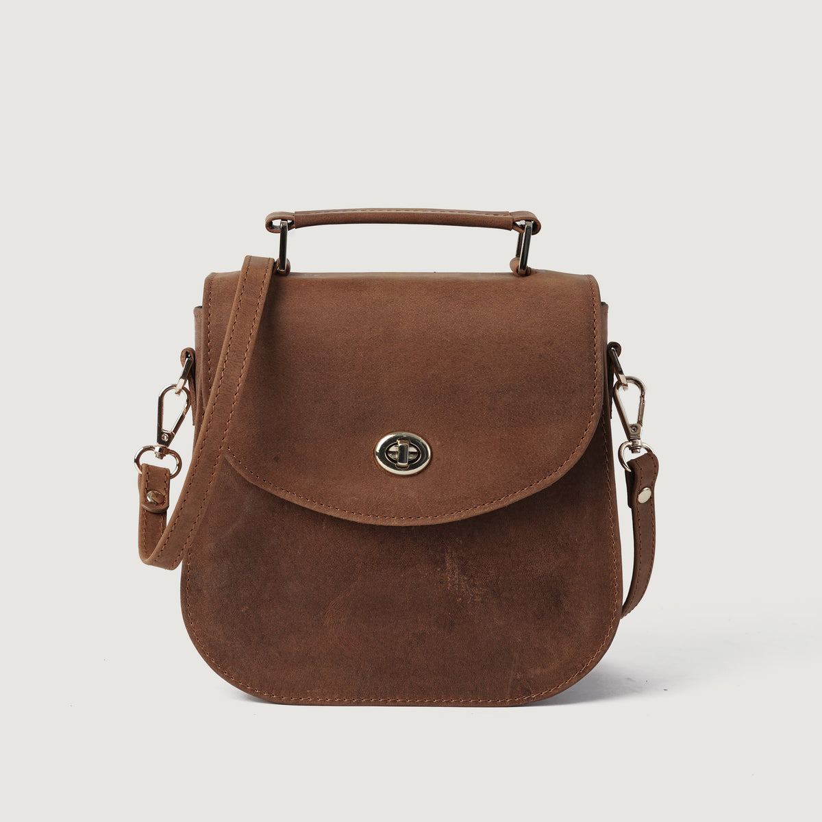 
The Sandra Vintage Vaaleanruskea Leather Saddle Bag For Women in Tan Full Grain Naturally Milled Cowhide Leather. - Full Exterior Edestä ja räätälöity siluetti | Osta verkosta
