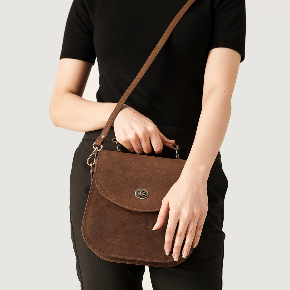 
Solid Antique Brass Hardware & Heavy-Duty Dual Zipper Detail on The Sandra Vintage Vaaleanruskea Leather Saddle Bag For Women