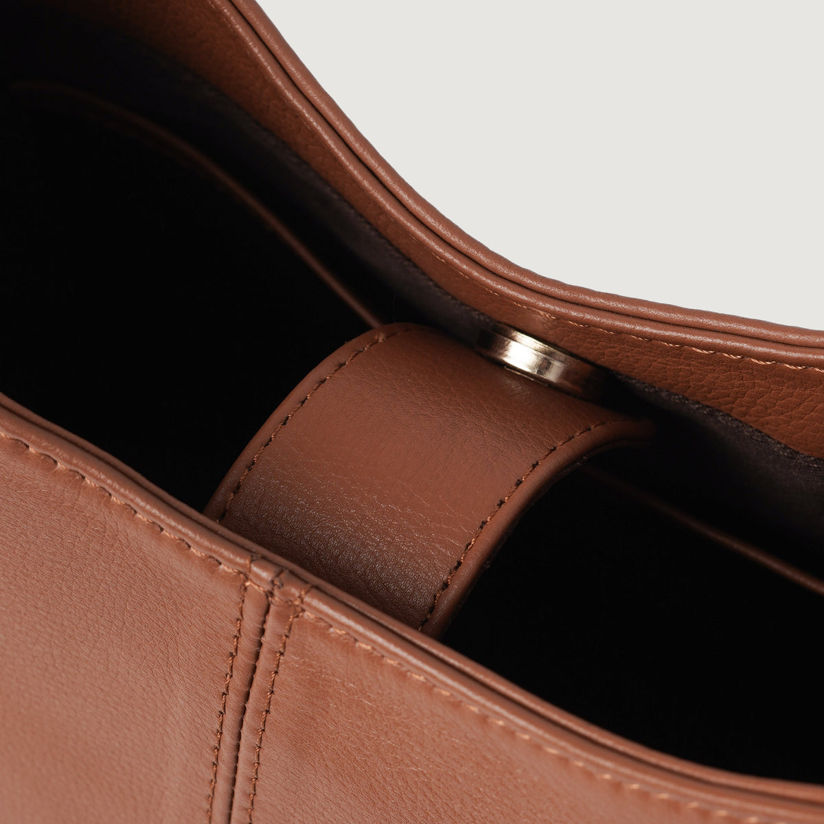 
Päällä sovitetun näkymä:  The Stefani Brown Leather Hobo Bag For Women mallin päällä luonnollisessa päivänvalossa
