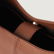 
Päällä sovitetun näkymä:  The Stefani Brown Leather Hobo Bag For Women mallin päällä luonnollisessa päivänvalossa