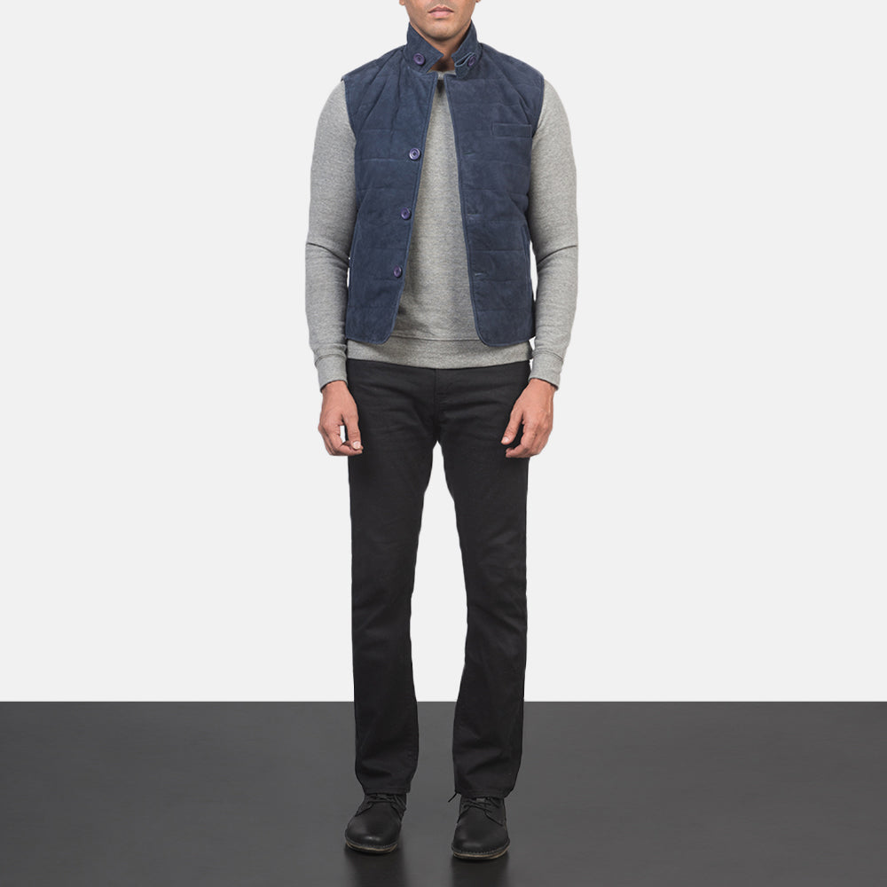 
Tony Sininen Suede Vest Miehille - Sivuprofiili ergonomisella hihanleikkauksella