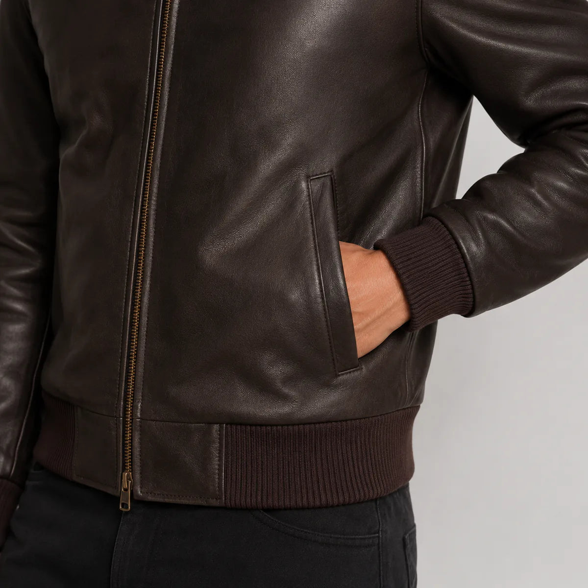 Close-Up Detail of Classic Collar &amp; Heavy-Duty Zipper Hardware on Dark Ruskea Sheepskin Nahkainen Pommitakki Miehille