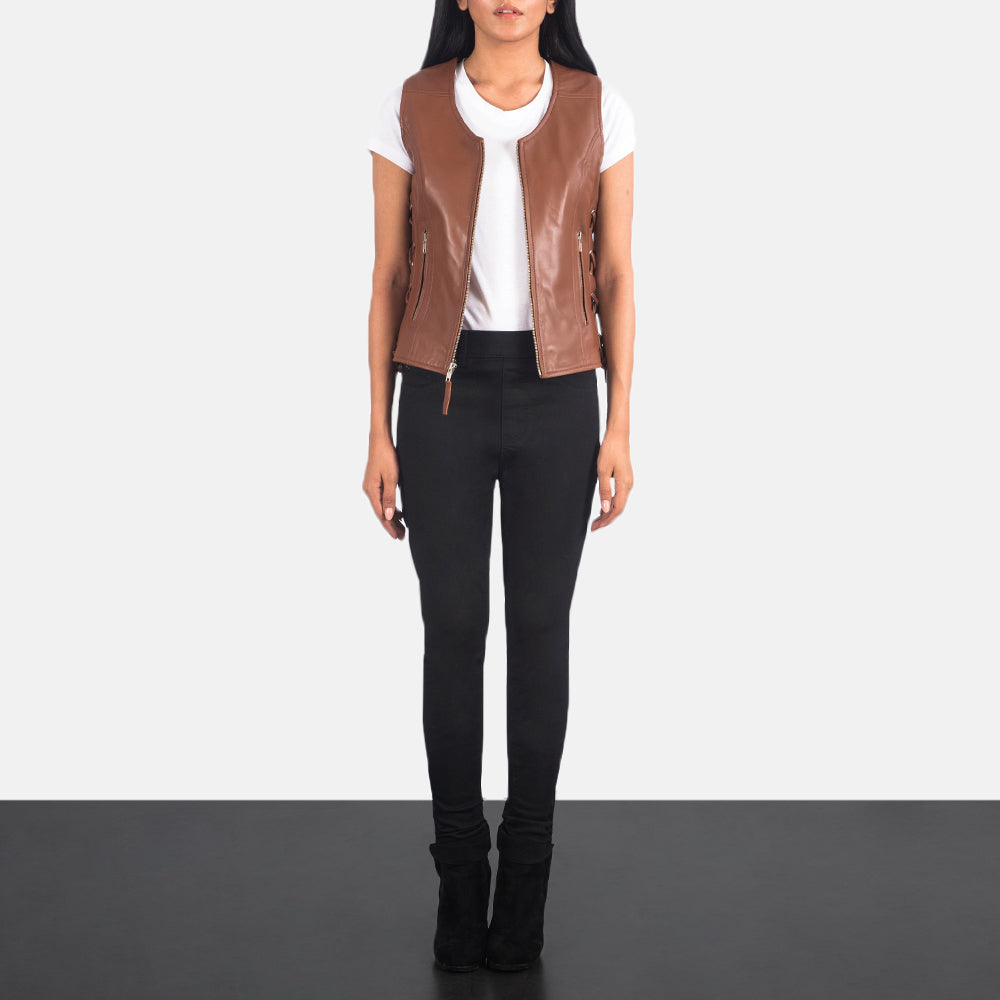 
Vanda Ruskea Leather Biker Vest Naisille - Sivuprofiili ergonomisella hihanleikkauksella