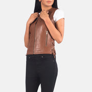
Yksityiskohtainen lähikuva of V-neck & Zipper Hardware on Vanda Ruskea Leather Biker Vest Naisille