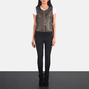 
Vanda Distressed Ruskea Leather Biker Vest Naisille - Sivuprofiili ergonomisella hihanleikkauksella