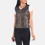 
Yksityiskohtainen lähikuva of V-neck & Zipper Hardware on Vanda Distressed Ruskea Leather Biker Vest Naisille