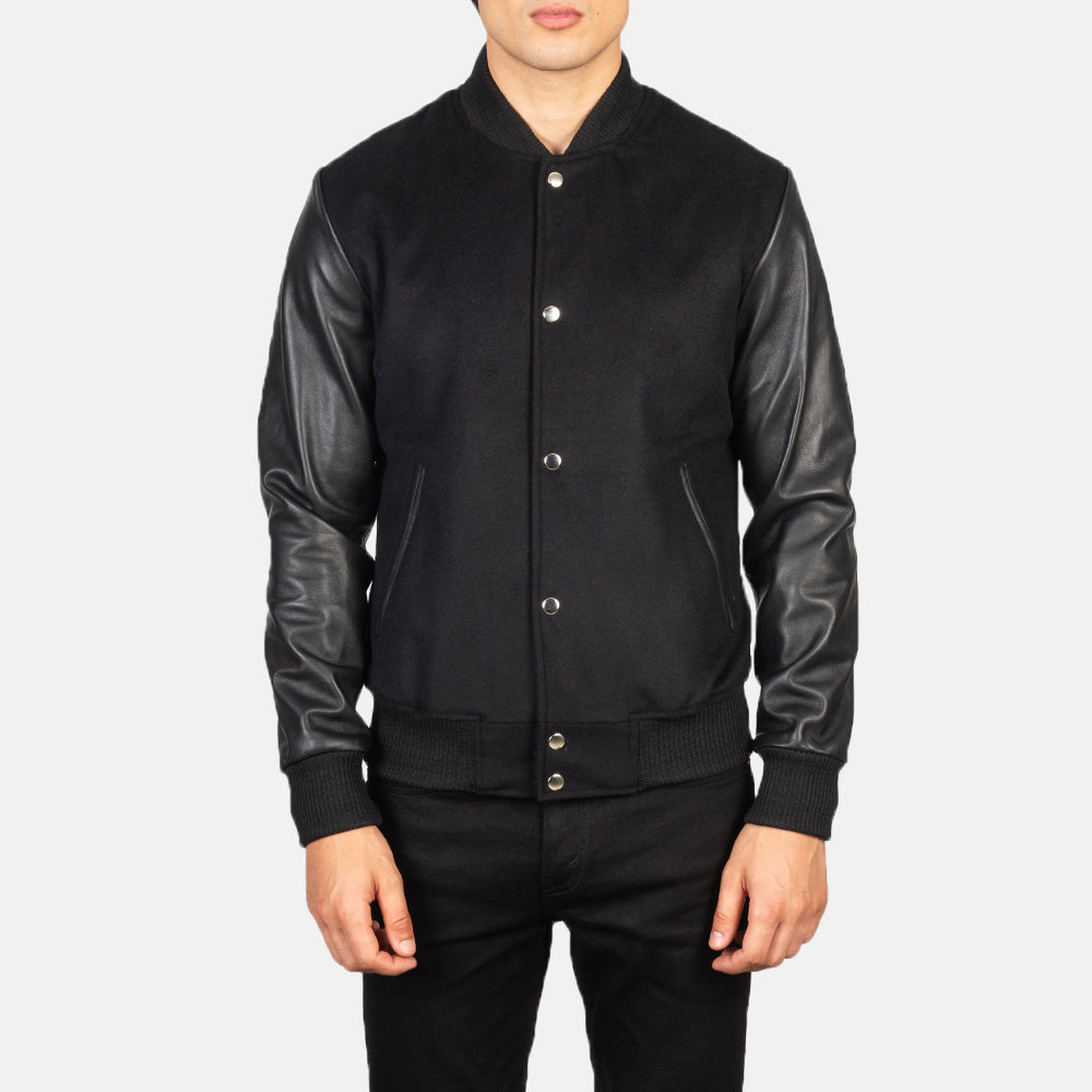 Close-Up Detail of Varsity &amp; Snap Buttons Hardware on Men's Vaxton Musta Hybrid Varsity Nahkatakki Miehille