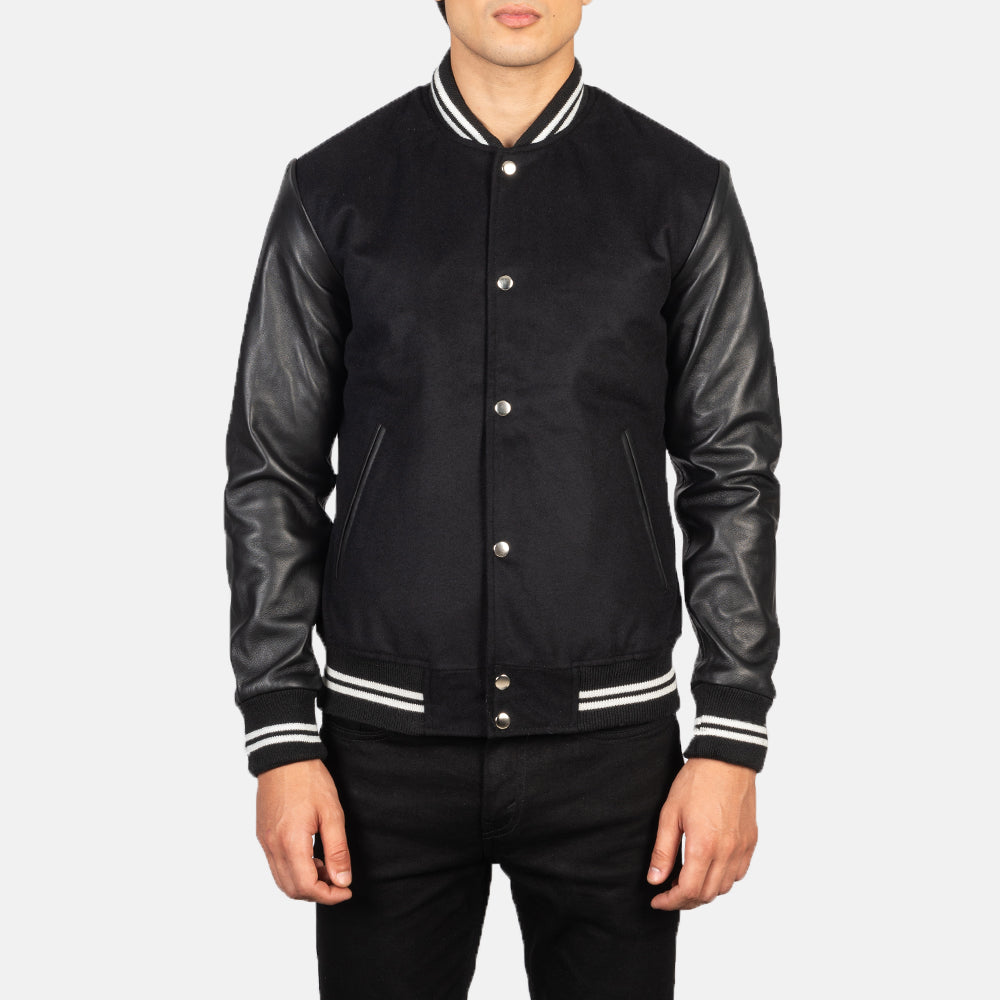 Close-Up Detail of Varsity &amp; Snap Buttons Hardware on Men's Vaxton Musta Striped Hybrid Varsity Nahkatakki Miehille