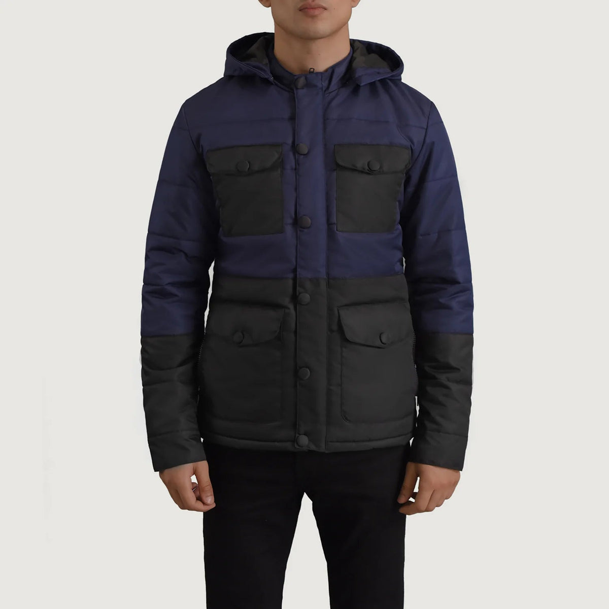 
Yksityiskohtainen lähikuva of Classic Collar & Heavy-Duty Zipper Hardware on Wayne Musta & Sininen Hooded Puffer Nahkatakki Miehille