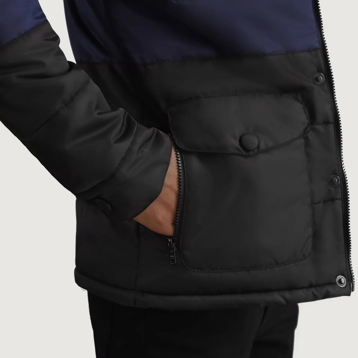 
Sisäpuolen näkymä Showing Quilted Viscose Lining & Kaksi käytännöllistä sisätaskua