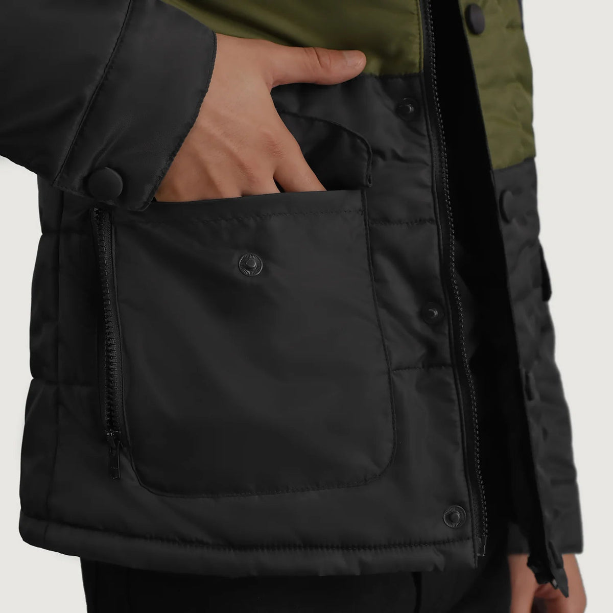 
Sisäpuolen näkymä Showing Quilted Viscose Lining & Kaksi käytännöllistä sisätaskua