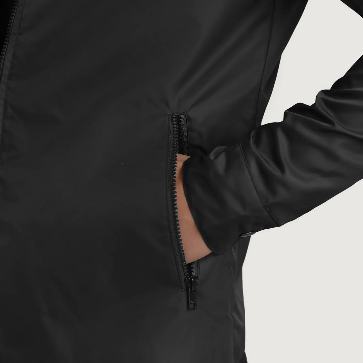
Sisäpuolen näkymä Showing Quilted Viscose Lining & Kaksi käytännöllistä sisätaskua