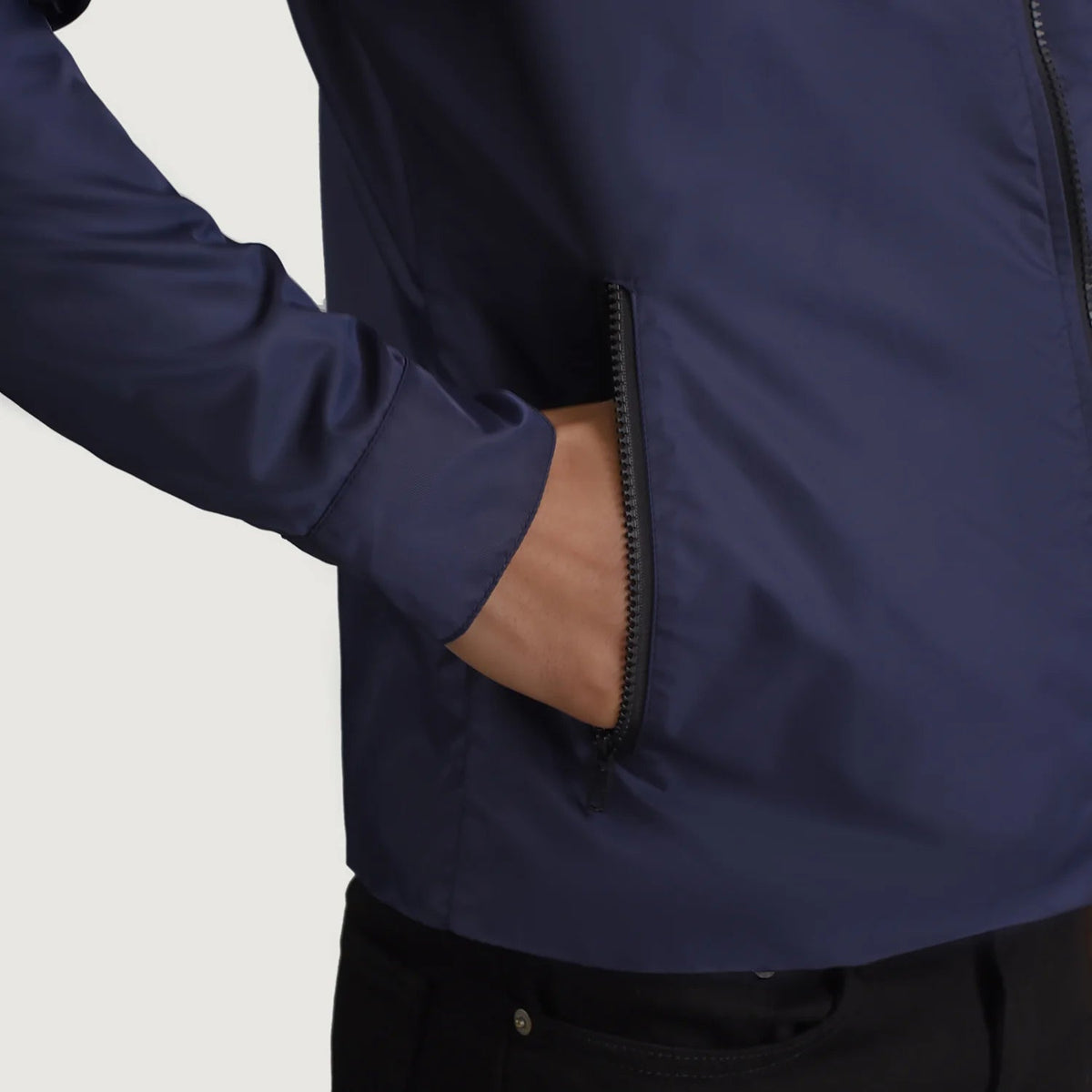 
Sisäpuolen näkymä Showing Quilted Viscose Lining & Kaksi käytännöllistä sisätaskua