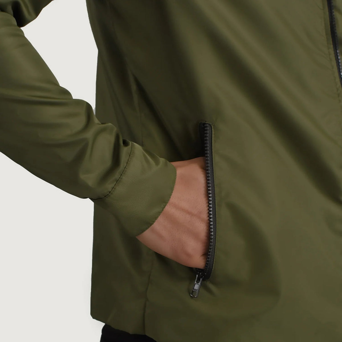 
Sisäpuolen näkymä Showing Quilted Viscose Lining & Kaksi käytännöllistä sisätaskua