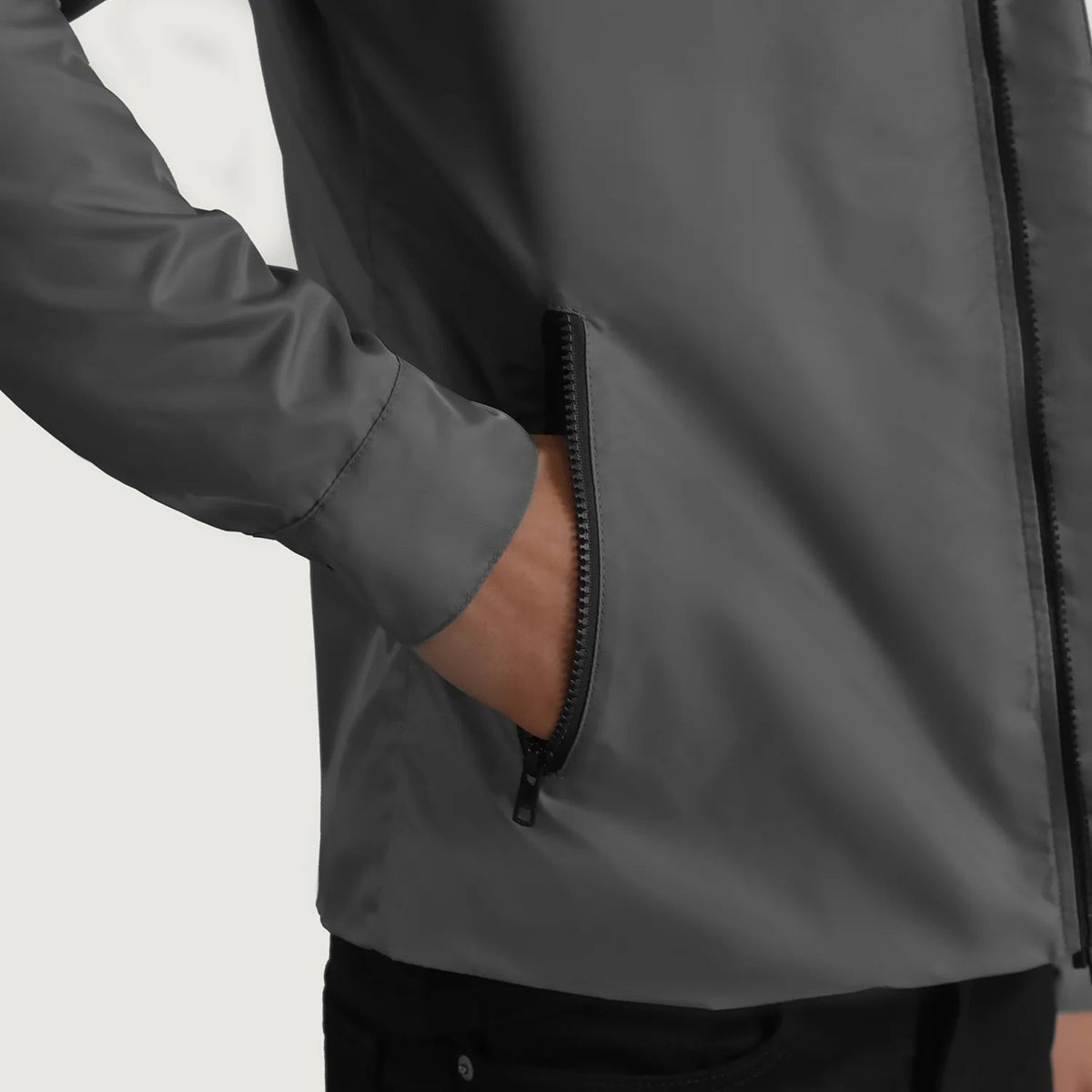 
Sisäpuolen näkymä Showing Quilted Viscose Lining & Kaksi käytännöllistä sisätaskua