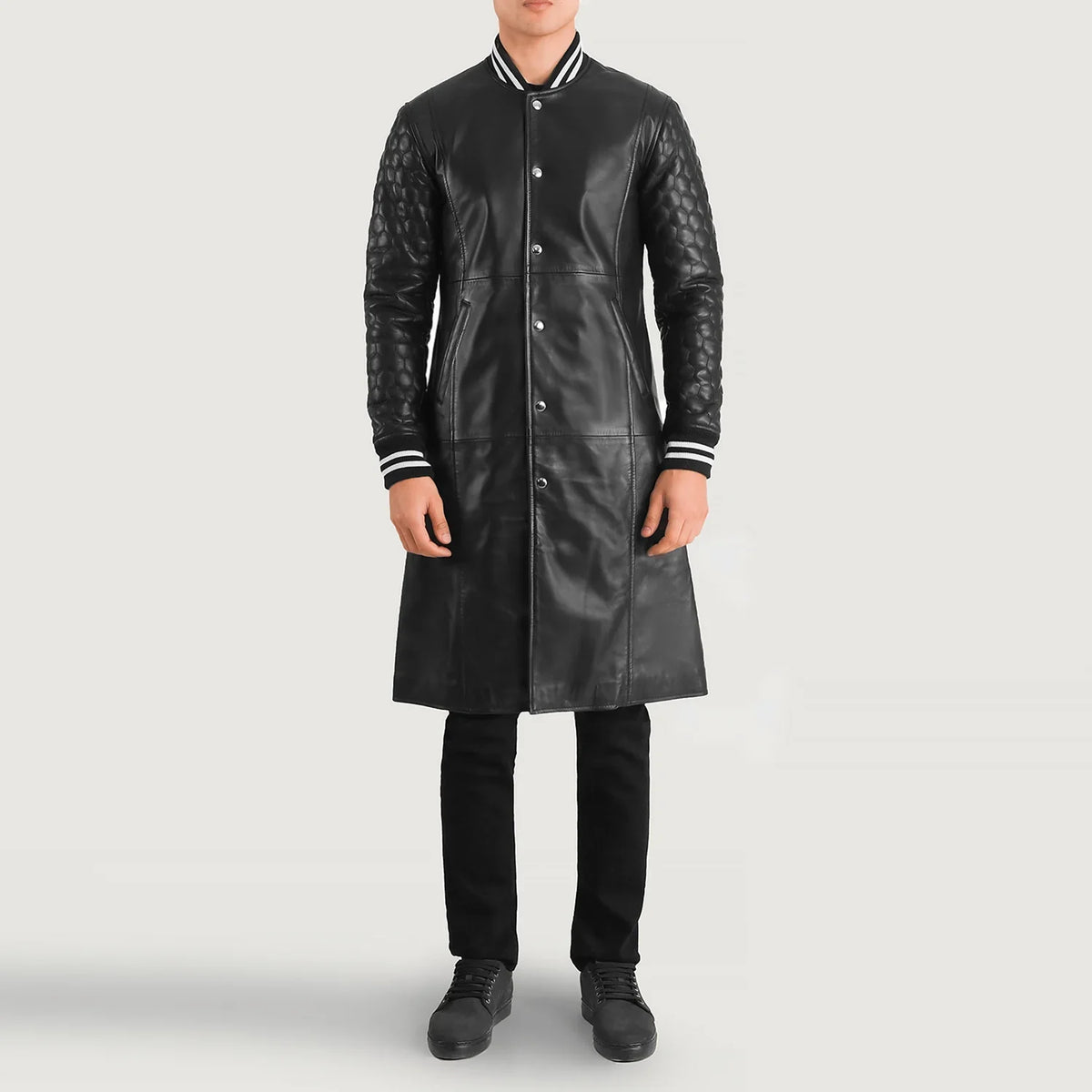 
Wilde Musta Leather Varsity Nahkatakki pitkä Miehille in Black Sheepskin Leather - Edestä ja räätälöity siluetti | Osta verkosta