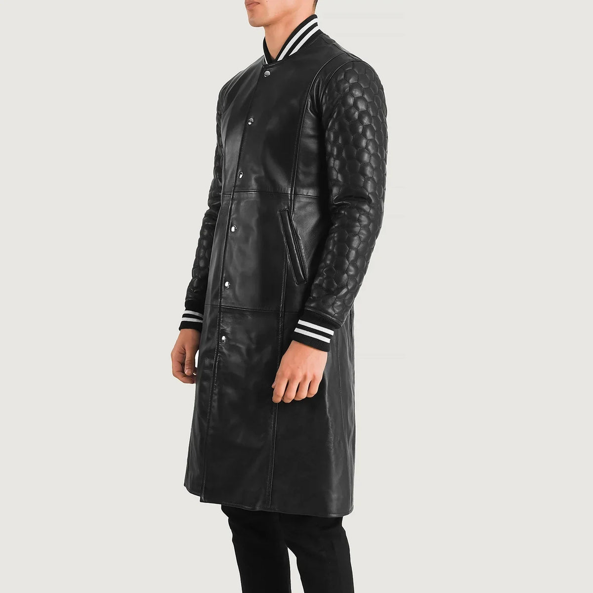
Black Sheepskin Leather Varsity Jacket - Takaa istuvilla olkapäillä ja siistillä helmalla