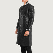 
Black Sheepskin Leather Varsity Jacket - Takaa istuvilla olkapäillä ja siistillä helmalla
